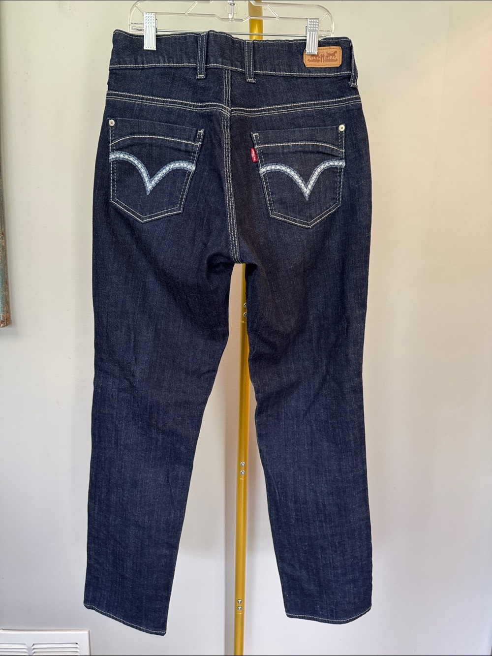 Levi's Curvy Dark Jeans with heavy stitch embroidered pockets EUC 12